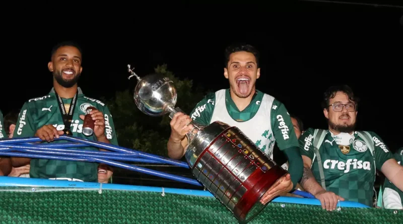 Raphael Veiga, do Palmeiras, com a taça da Libertadores - Foto: Fabio Menotti/Palmeiras