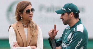 Leila Pereira, presidente do Palmeiras, conversa com o técnico Abel Ferreira na Academia de Futebol Cesar Greco/S.E. Palmeiras