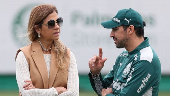 Leila Pereira, presidente do Palmeiras, conversa com o técnico Abel Ferreira na Academia de Futebol Cesar Greco/S.E. Palmeiras